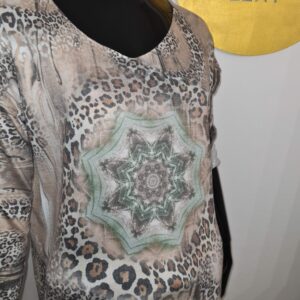 Damenpullover, italienische Mode, V-Ausschnitt, Leo-Print, Stern-Pullover, lange Ärmel, Oversize-Passform, Größen 38-46, alltagstauglich, Freizeitmode, Büromode, modische Pullover, pflegeleicht, Maschinenwäsche, Pullover für Arbeit