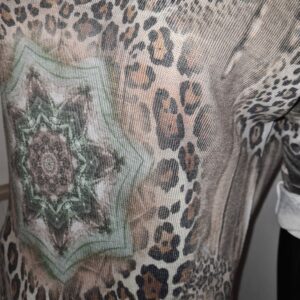 Damenpullover, italienische Mode, V-Ausschnitt, Leo-Print, Stern-Pullover, lange Ärmel, Oversize-Passform, Größen 38-46, alltagstauglich, Freizeitmode, Büromode, modische Pullover, pflegeleicht, Maschinenwäsche, Pullover für Arbeit