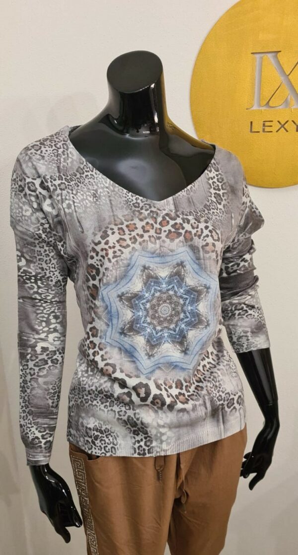 Damenpullover, italienische Mode, V-Ausschnitt, Leo-Print, Stern-Pullover, lange Ärmel, Oversize-Passform, Größen 38-46, alltagstauglich, Freizeitmode, Büromode, modische Pullover, pflegeleicht, Maschinenwäsche, Pullover für Arbeit