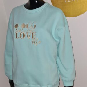 Gemütlicher Winterpullover in hellem Türkis mit süßer Mäuschen-Stickerei und LOVE ME Schriftzug aus goldenen Fäden. Warm, weich und ideal für kalte Wintertage