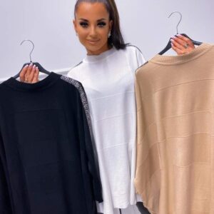 Eleganter Oversize-Pullover mit Stehkragen aus feinstem Strick. Der bequeme Schnitt passt sich jeder Figur an (Größe 36-48) und sorgt für Komfort an kalten Tagen. Das dezente Muster entlang der Ärmel und am Kragen verleiht dem Pullover eine modische Note. Ideal zu Leggings oder Jeans, maschinenwaschbar und pflegeleicht – der perfekte Begleiter für die Wintergarderobe.