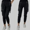 Stilvolle schwarze Cargo-Freizeithose mit praktischen Taschen, dekorativen Schlaufen am Bund und sportlichem Beinabschluss.