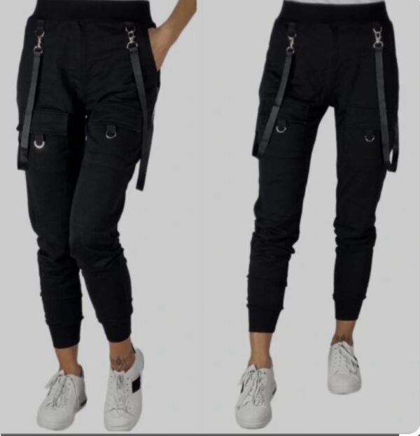 Stilvolle schwarze Cargo-Freizeithose mit praktischen Taschen, dekorativen Schlaufen am Bund und sportlichem Beinabschluss.