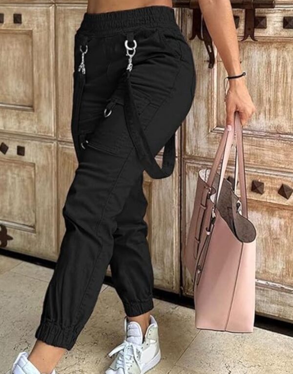 Stilvolle schwarze Cargo-Freizeithose mit praktischen Taschen, dekorativen Schlaufen am Bund und sportlichem Beinabschluss.