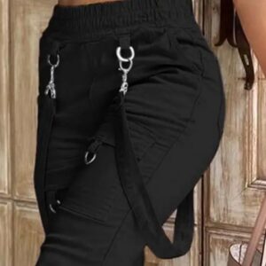 Stilvolle schwarze Cargo-Freizeithose mit praktischen Taschen, dekorativen Schlaufen am Bund und sportlichem Beinabschluss.
