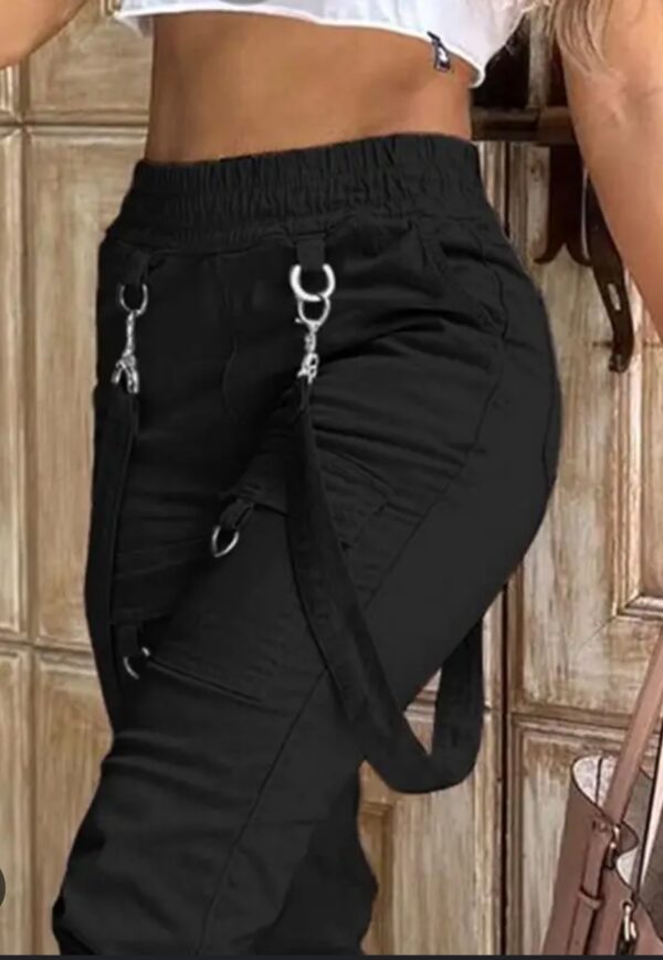 Stilvolle schwarze Cargo-Freizeithose mit praktischen Taschen, dekorativen Schlaufen am Bund und sportlichem Beinabschluss.