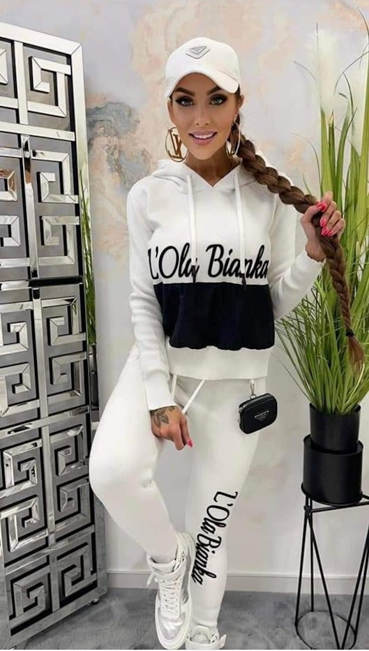 Strickfreizeit-Set - Damen -Jogginganzug- nachhaltig-Lola-Bianka Stylisches Strickjoggingset ‘Lola Bianka’ in Weiß mit schwarzen Akzenten. Bequeme Strickhose und Kapuzenpullover für kalte Tage.